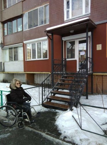 Нотариус на дом для инвалида: цена, льготы и скидки, где искать юриста