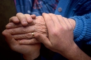 Признание недееспособным пожилого человека для опеки: с какого возраста, как оформить после 80 лет