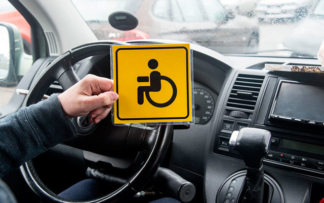 Знак «инвалид» на автомобиле: правила использования, кому можно устанавливать, как получить