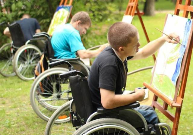 Льготы инвалидам детства в 2021 году: как получить